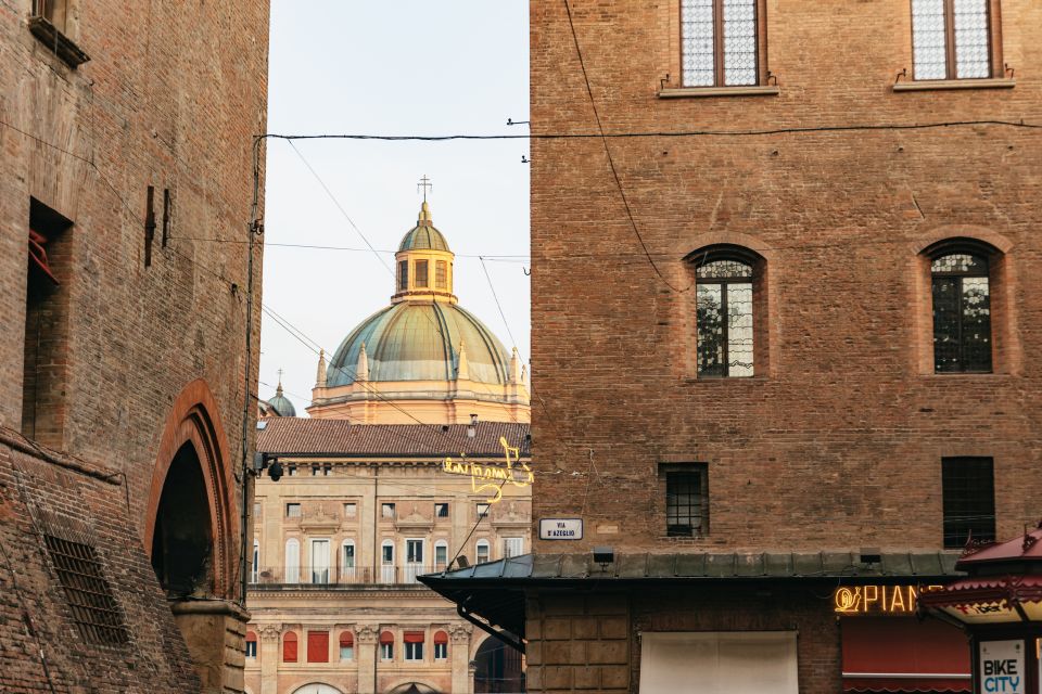 Bologna: City Center Walking Tour - Neptune Fountain: the wish, the legend, and the photo moment