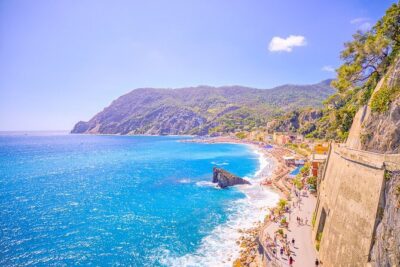 Florence: Cinque Terre Park Day Trip with Optional Street Food - Manarola: The Tight Cliffs, the Big Photo Angles, the Grape Vines