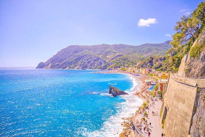 Florence: Cinque Terre Park Day Trip with Optional Street Food - Manarola: The Tight Cliffs, the Big Photo Angles, the Grape Vines