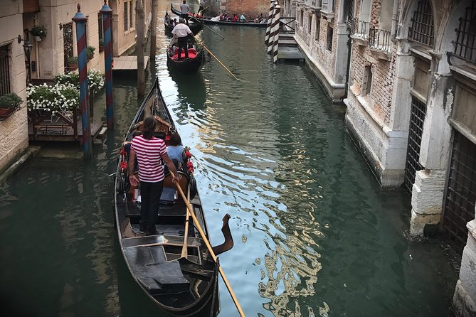 Grand Canal Gondola Experience with Live Commentary™ - From St. Mark’s to the Waterline: Meeting Up and Getting Oriented