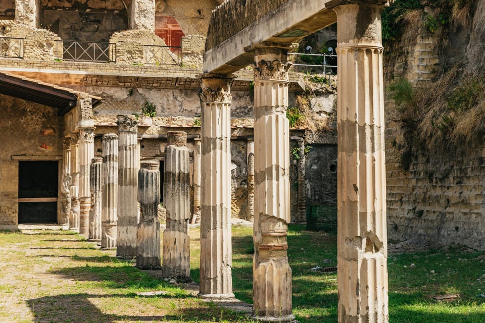 Herculaneum: Skip-the-Line Guided Tour with Archaeologist - Casa dei Cervi: learning Roman domestic life without feeling rushed