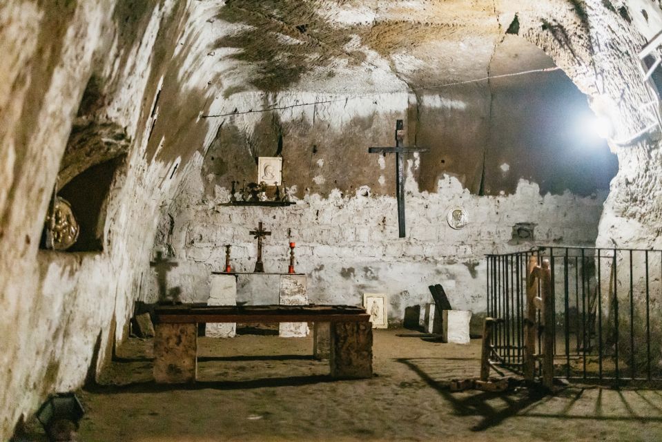 Naples: Spanish Quarters Underground Guided Tour - Getting your eyes used to the dark: walking Underground Naples