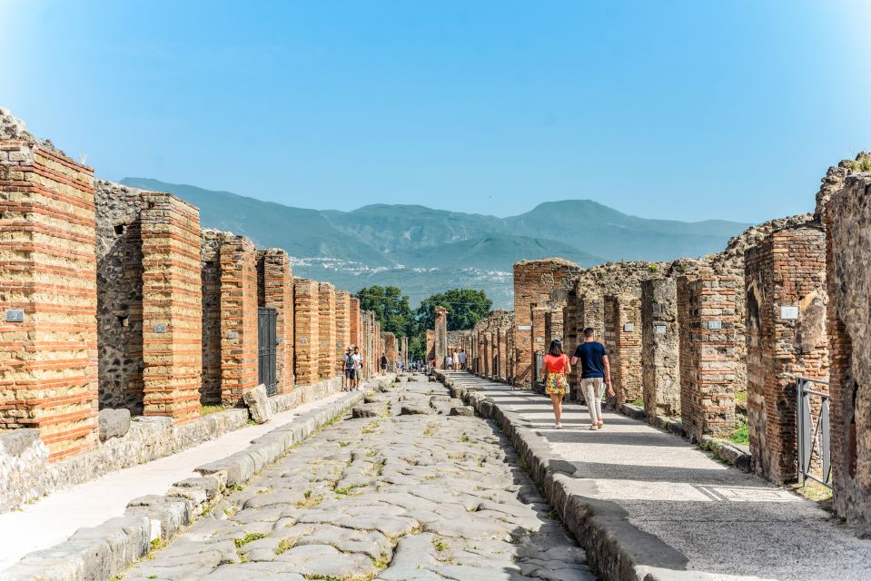 Pompeii: Small Group Tour with an Archaeologist - How the tour runs on the ground (meeting points, headsets, and staying oriented)