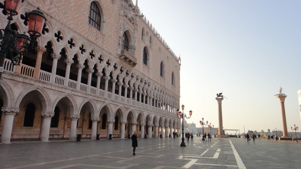 Venice: Doge's Palace, Bridge of Sighs & Prisons Guided Tour - Small Logistics That Matter in a Crowded, Historic Palace
