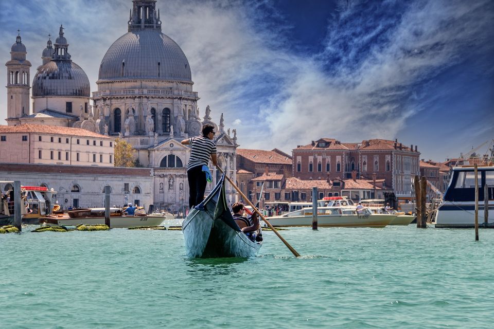 Venice: Grand Canal by Gondola with Live Commentary - Gondola day, but with a brain attached: the 20-minute walk