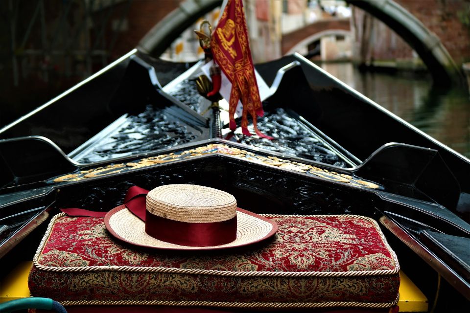 Venice: Grand Canal by Gondola with Live Commentary - Mozart’s House and the De le Ostreghe Canal stretch