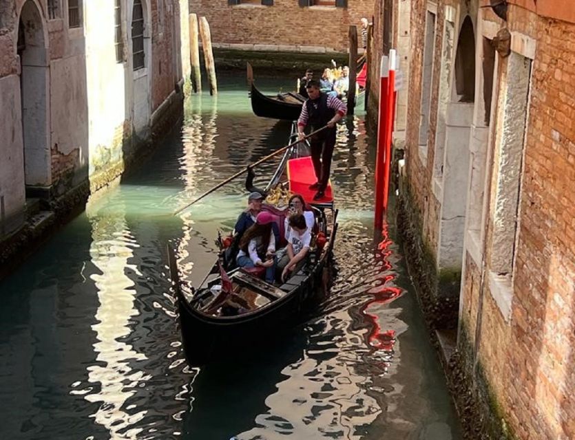 Venice: Grand Canal by Gondola with Live Commentary - Gondola Gallery: the build, the tools, and the 3D centuries view