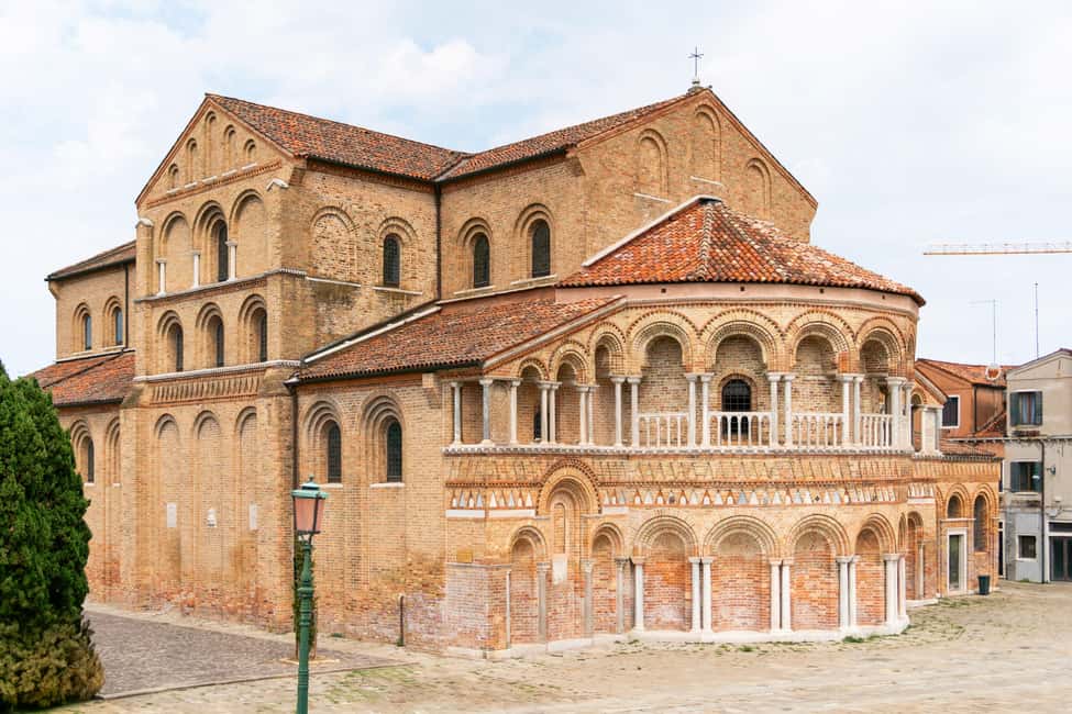 Venice: Murano, Burano, Torcello, and Glass Factory Tour - Burano free time: lacework streets, lunch timing, and shopping without stress