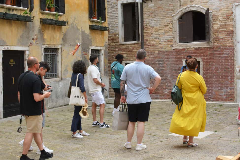 Venice: Rialto Bridge & Offbeat Unusual Venice Walking Tour - Gondola add-on: 15-minute intro plus a 30-minute glide