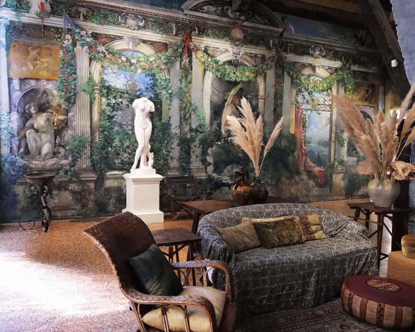 Venice: Rialto Bridge & Offbeat Unusual Venice Walking Tour - Guides, group size, and how you stay in sync